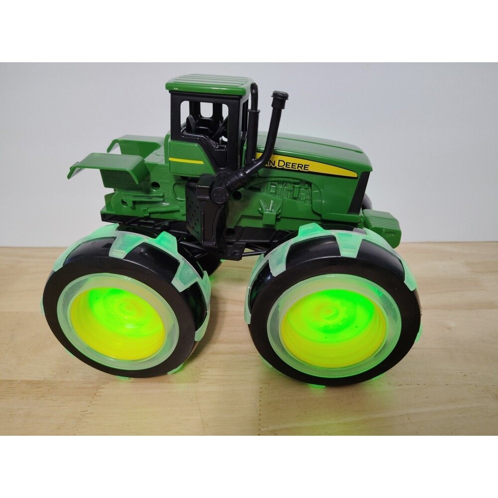 ERTL 1/16 JOHN DEERE TRACTOR (6”W 7”T 9”L)  Tires Lights Up Green - Plastic